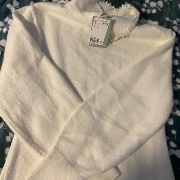 White turtleneck knit long sleeves dress w/ pearls on neckline from  H&M - Picture 3 of 4